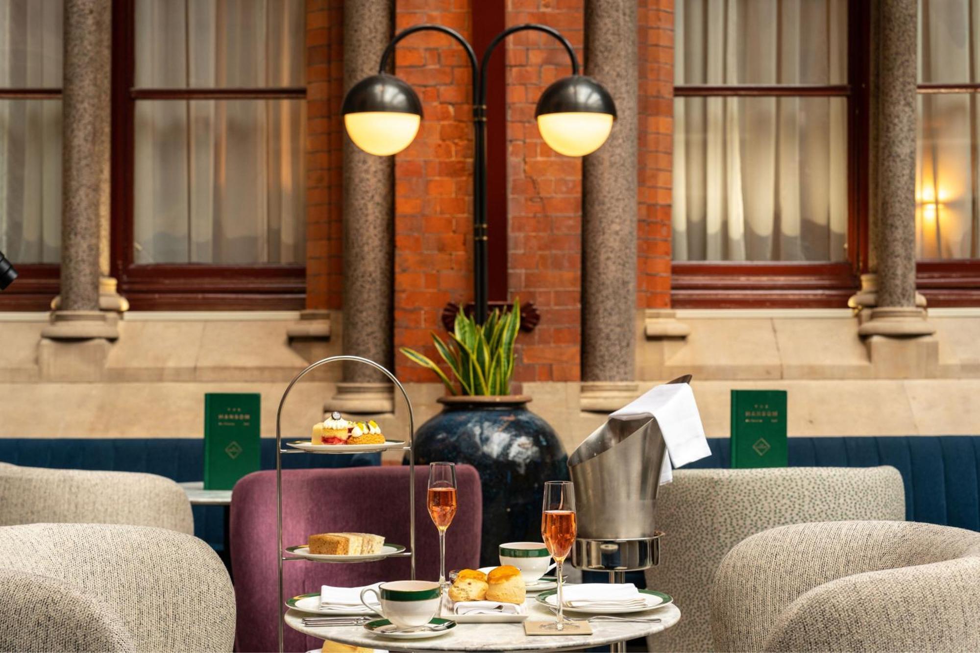 St. Pancras Renaissance Hotel Londra Exterior foto Afternoon tea at the St Pancras Renaissance Hotel, London