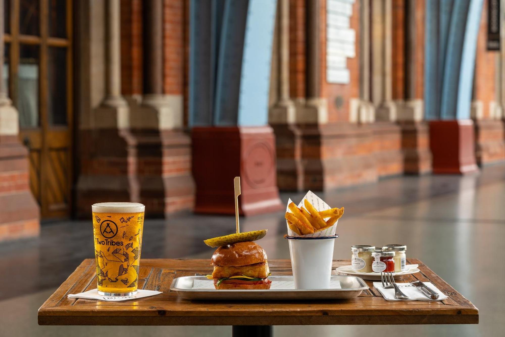 St. Pancras Renaissance Hotel Londra Exterior foto A burger and chips at the National Portrait Gallery, London