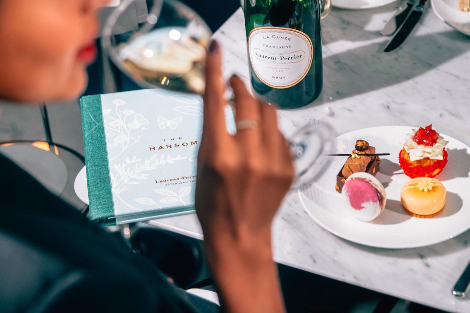 St. Pancras Renaissance Hotel Londra Exterior foto Afternoon tea at the Ritz