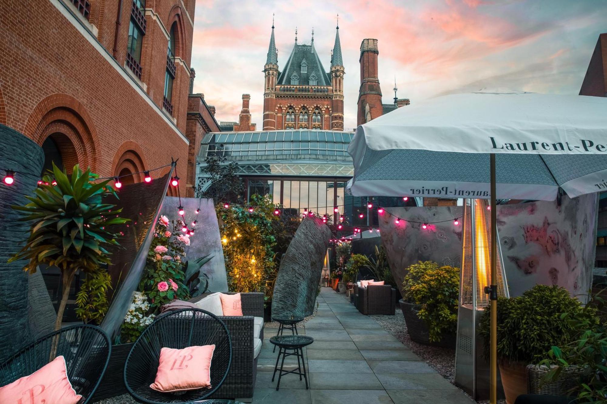 St. Pancras Renaissance Hotel Londra Exterior foto The rooftop terrace at the London Edition