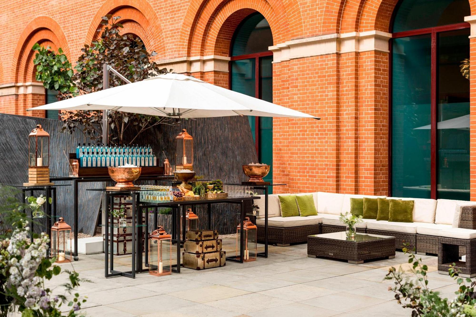 St. Pancras Renaissance Hotel Londra Exterior foto The courtyard at The Ivy