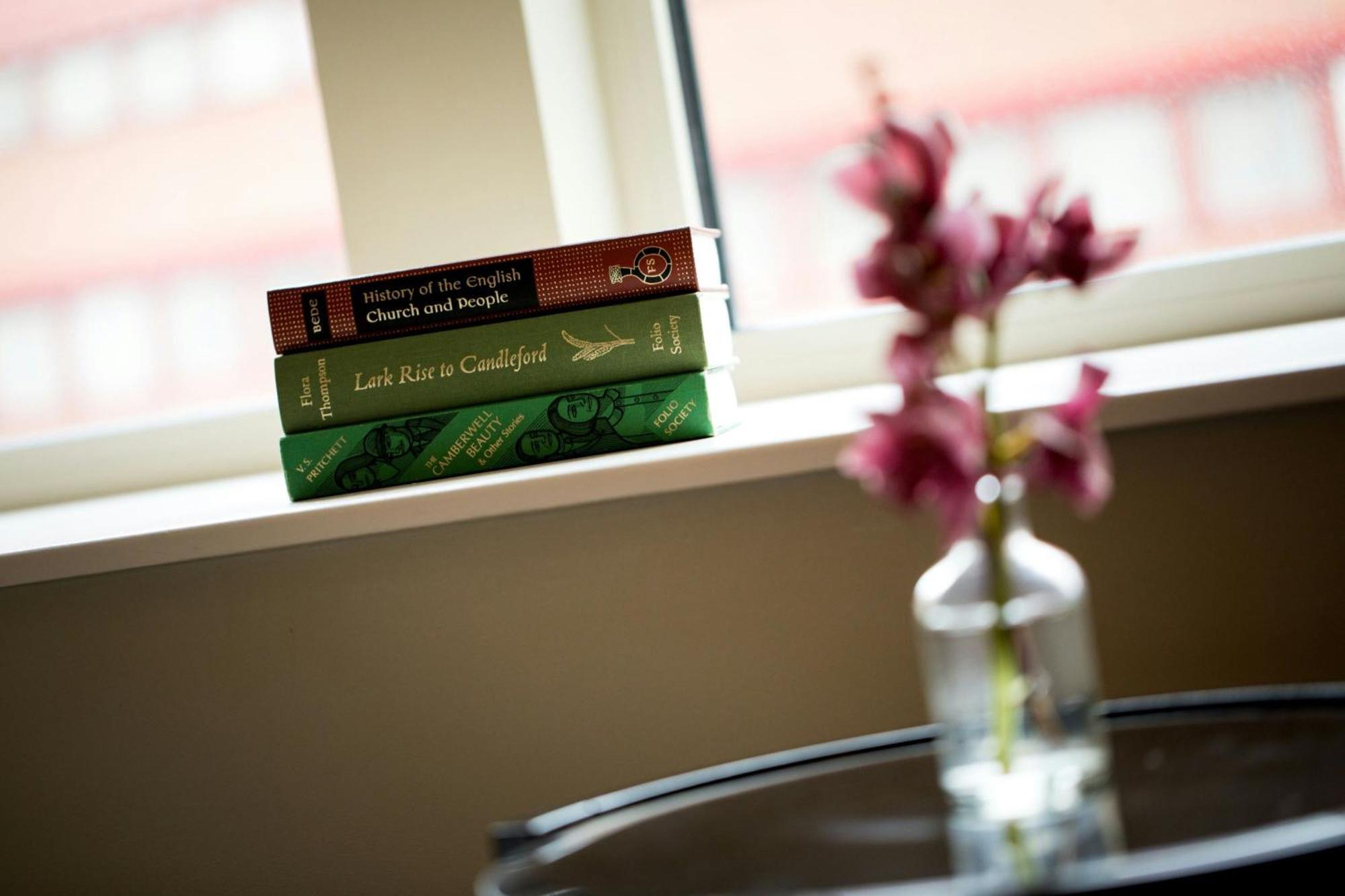 St. Pancras Renaissance Hotel Londra Exterior foto Books on the windowsill
