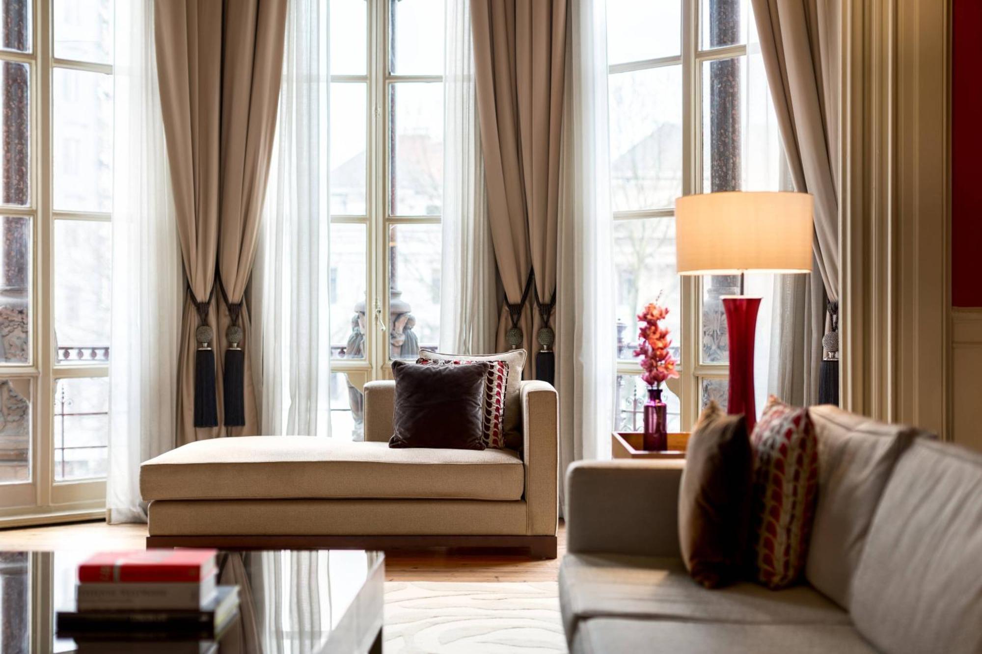 St. Pancras Renaissance Hotel Londra Exterior foto A living room with a chaise longue