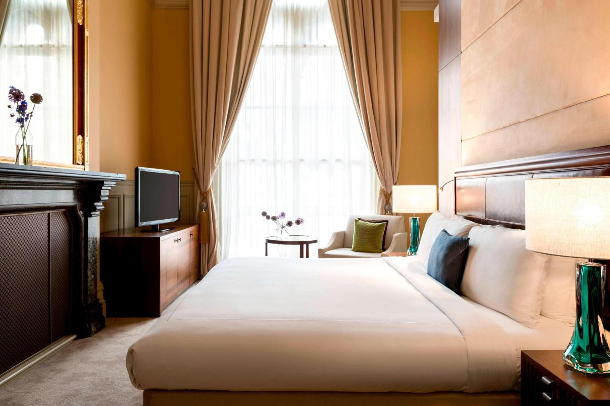 St. Pancras Renaissance Hotel Londra Exterior foto A bedroom at the hotel